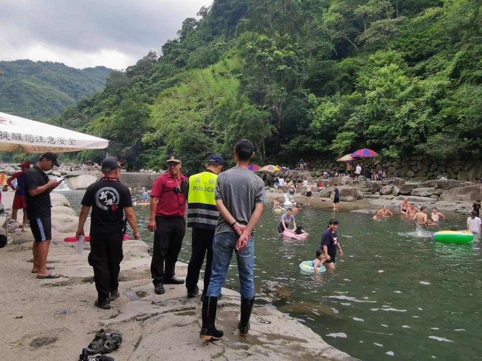 民眾在從事水域遊憩活動時除遵守當地相關規定外，評估當地環境後再進行水域遊憩活動以策自身安全。(新北市觀旅局提供)