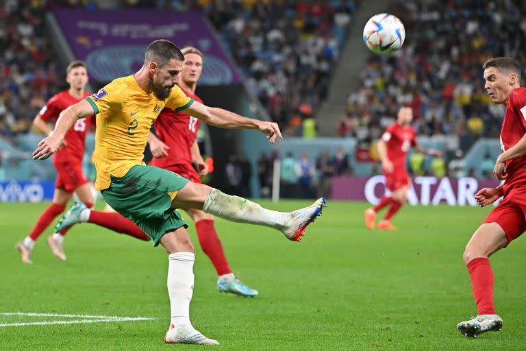 El despeje del defensor australiano Milos Degenek durante el partido ante Dinamarca, en el cierre del grupo 