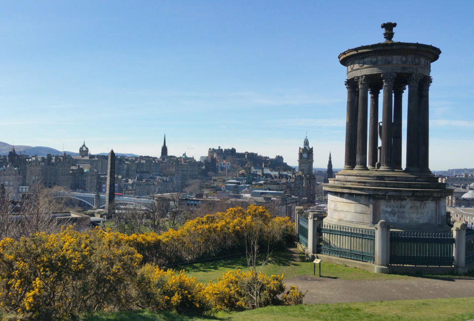 <p>Sus calles medievales, sus espectaculares vistas desde Calton Hill y el encanto de su casco antiguo son motivos suficientes para enamorarse de Edimburgo y organizar una propuesta de matrimonio de película. (Foto: Pixabay / <a rel="nofollow noopener" href="https://pixabay.com/photos/edinburgh-scotland-calton-hill-1138609/" target="_blank" data-ylk="slk:waldomiguez;elm:context_link;itc:0;sec:content-canvas" class="link ">waldomiguez</a>). </p>