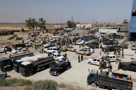 Shi'ite fighters with Iraqi security forces gather near Falluja, Iraq, May 24, 2016. REUTERS/Thaier Al-Sudani