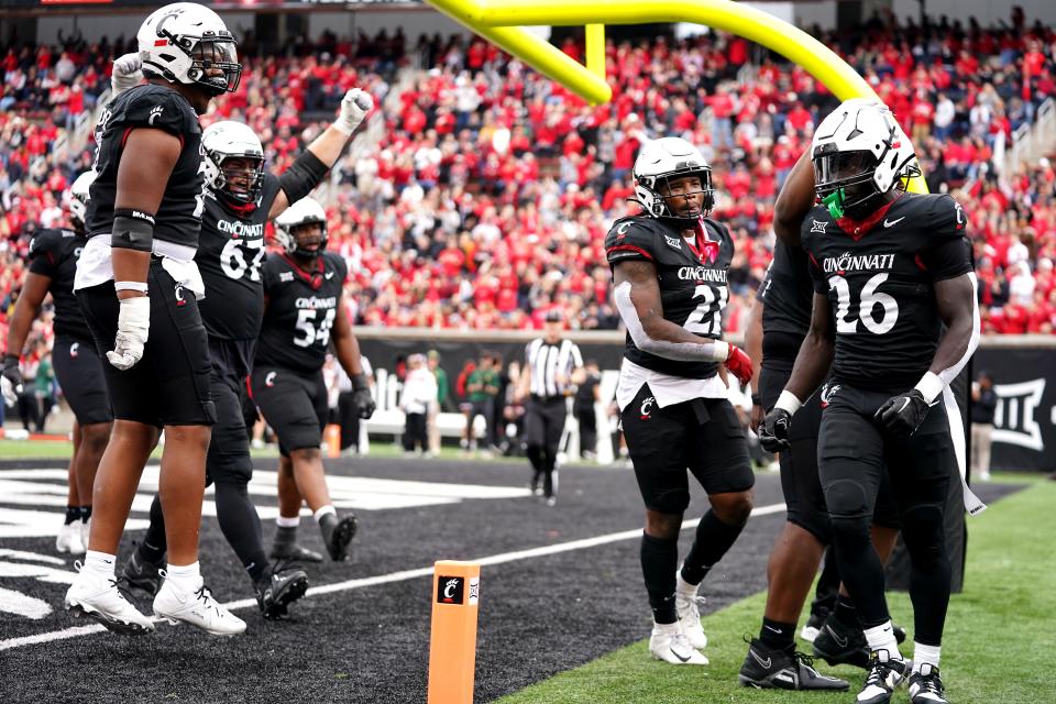 Cincinnati Bearcats running back Myles Montgomery (26) celebrates scoring a touchdown in the fourth quarter pf teor 32-29 loss to Baylor.