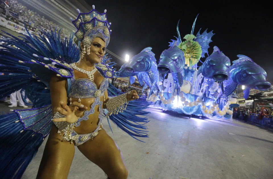 Esta fotografía muestra una bailarina de la escuela de samba Salgueiro durante un desfile en el Sambódromo en la celebración del carnaval en Rio de Janeiro, Brasil, el 3 de marzo del 2014. (Foto AP/Nelson Antoine)