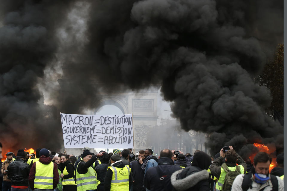 Antigovernment protesters clash with police in Paris