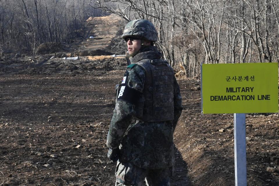 2018年11月22日，一名南韓士兵站在江原道鐵原郡箭頭山某處。箭頭山是韓戰激戰地點之一，兩韓2018年同意修築一條跨越非軍事區的戰術道路，方便挖掘陣亡將士遺骸。路透社