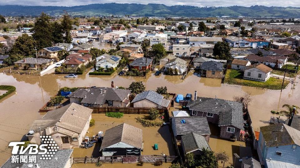 在結束三年乾旱的同時，連續暴雨也對加州當地帶來淹水災情。（圖／達志影像美聯社）