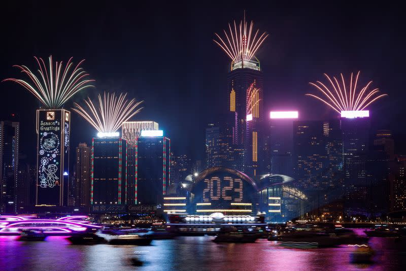 Los fuegos artificiales explotan sobre el puerto de Victoria para celebrar el Año Nuevo en Hong Kong, China