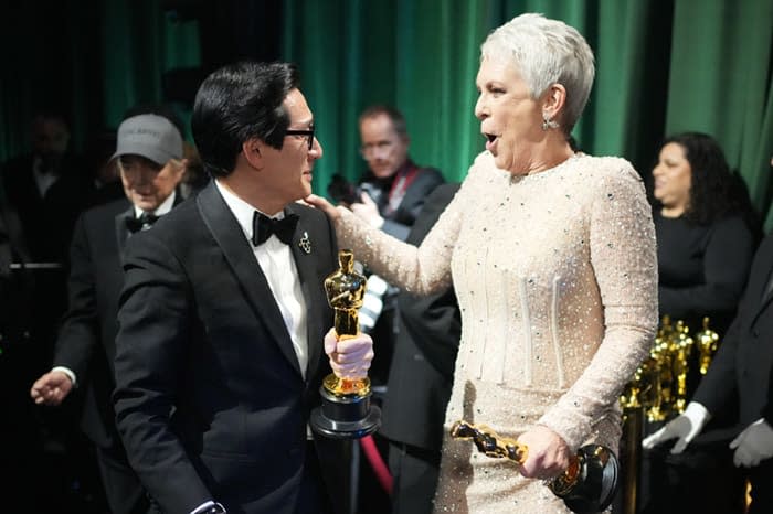 Jamie Lee Curtis y Ke Huy Quan