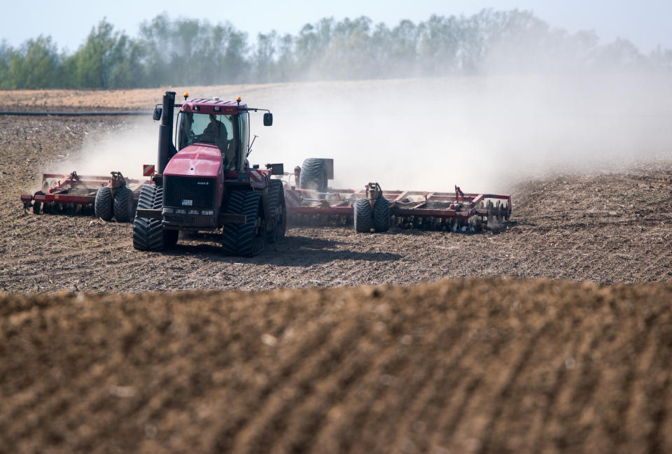 Ein Traktor wirbelt bei der Feldarbeit eine große Staubwolke auf. Wenig Regen sorgt für trockene Böden. (Bild: Jens Büttner/dpa-Zentralbild/dpa)