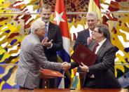 El canciller español, Josep Borrell, a la izquierda, y el canciller cubano, Bruno Rodríguez Parrilla, se dan la mano después de firmar acuerdos bilaterales, mientras el rey de España Felipe VI y el presidente de Cuba, Miguel Díaz-Canel, aplauden en el Palacio de la Revolución en La Habana, Cuba, el martes 12 de noviembre de 2019. Los reyes de España están en La Habana en una visita oficial. (AP Foto de Ernesto Mastrascusa / Pool vía AP)