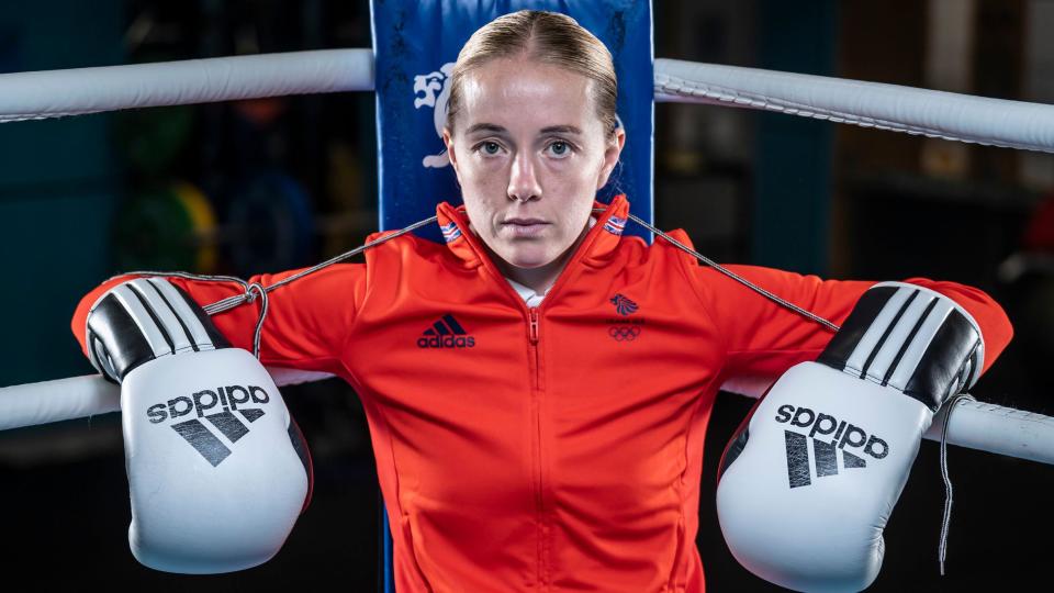 El boxeador del TeamGB Charley Davison posando en el ring