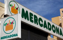 <p>La marca blanca de Mercadona tiene buena parte de culpa de que la empresa valenciana sea la primera cadena de supermercados de España, ya que cuenta con gran éxito entre los consumidores. El que sean productos de calidad a pesar de su precio asequible se debe al hecho de que importantes marcas se encargan de su fabricación. (Foto: Sergio Perez / Reuters). </p>