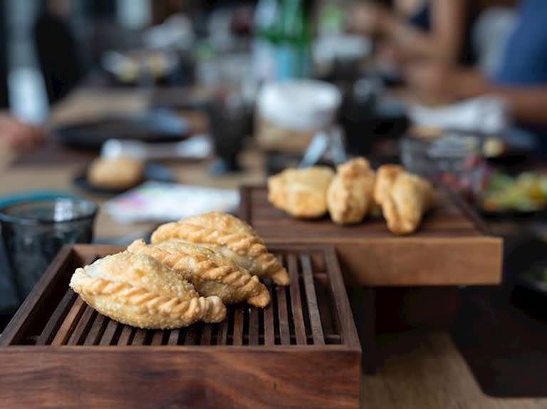 Las empanadas no faltan en los menúes de los locales.