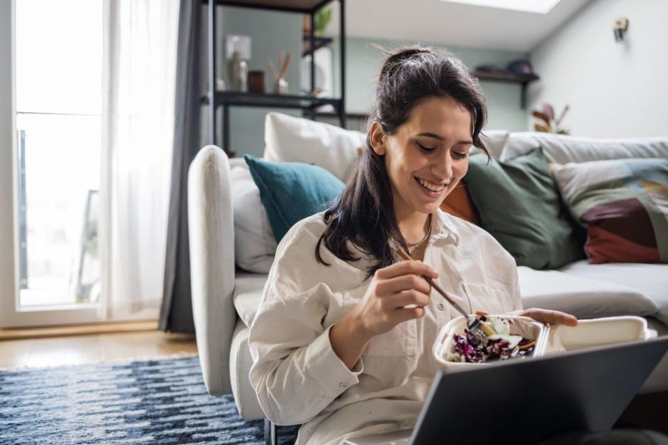 Mujer comiendo un táper con comida sana