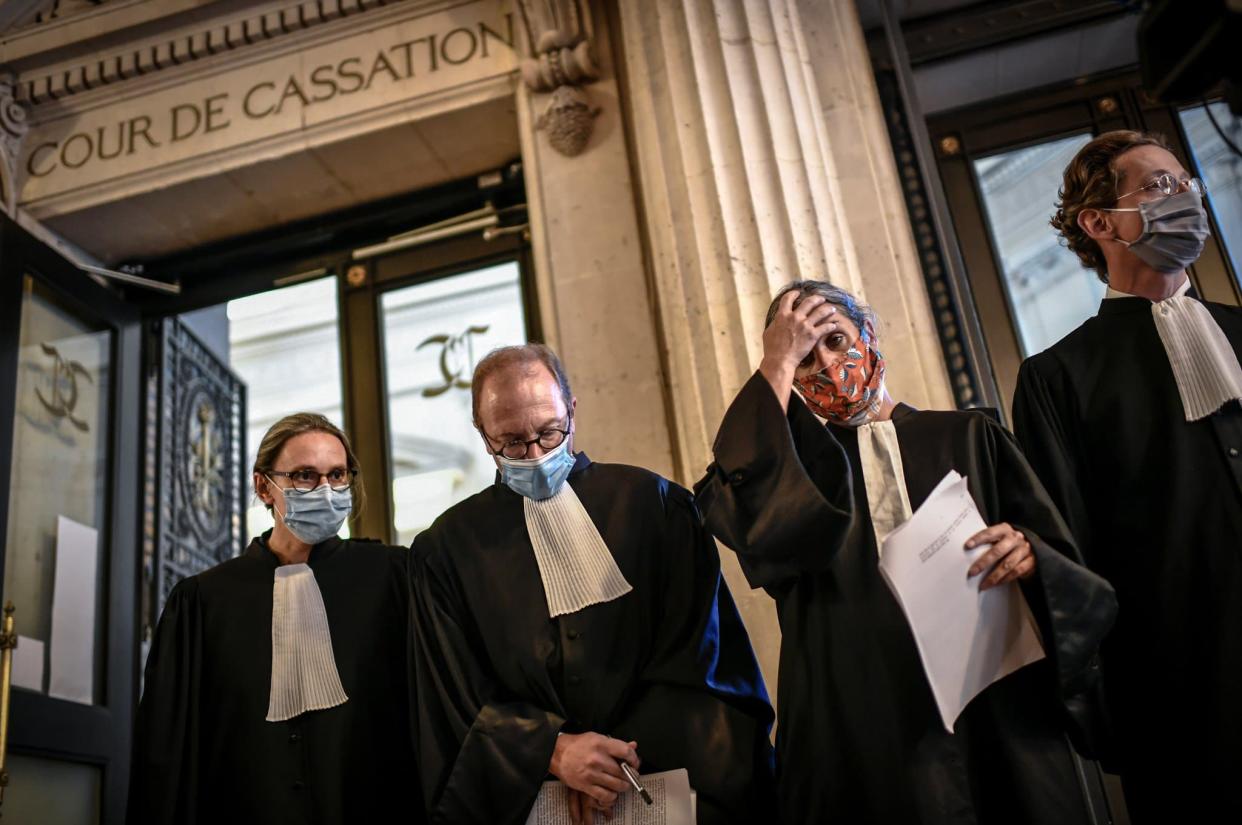 L'avocat de la femme transgenre et de l'avocat des associations LGBT au palais de Justice à Paris. - STEPHANE DE SAKUTIN