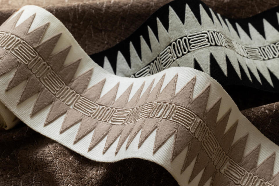 Shown in White Sands and Pinon, the Corrales border from the Taos collection features graphic triangular felt appliqués that evoke the peaks and valleys of New Mexican mountains