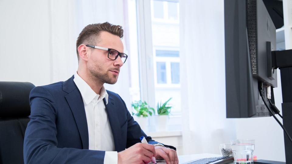 Gibt es einen Konflikt im Team, sollten sich Führungskräfte erstmal auf Ursachensuche machen.