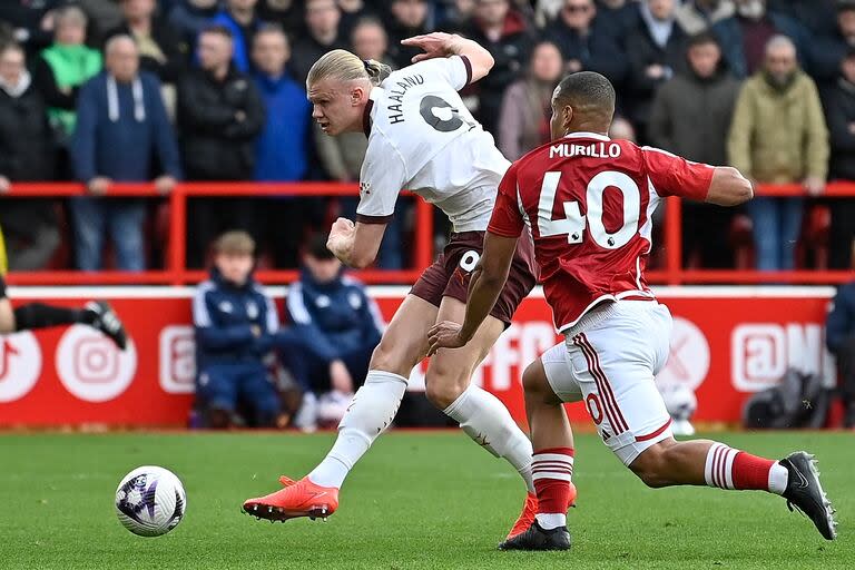 Erling Haaland convierte de derecha el 2-0 de Manchester City ante Nottingham, por la Premier League