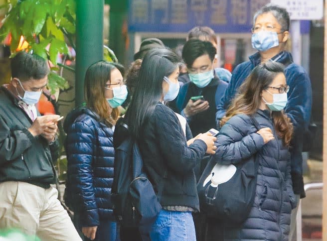 排隊買口罩已成台灣的防疫日常，不少上班族只能趕下班時到藥局排隊，但未必排隊就一定能買到。政府昨日再捐100萬片口罩援助新南向國家，引發藍營質疑「國內真的夠用了嗎」。（季志翔攝）