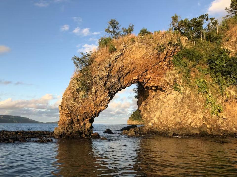 El agujero que quedó después de que uno de los dioses arrojara su lanza, en la costa norte del este de Kadavu | Patrick Nunn, The Conversation