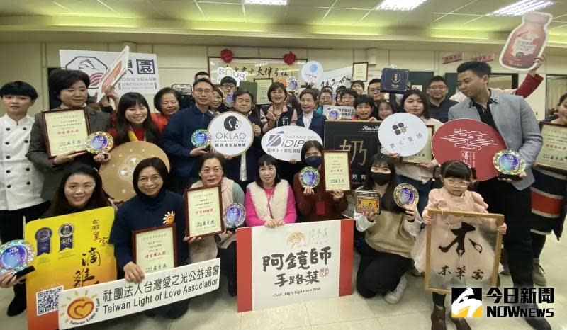 ▲「臺中市十大伴手禮」今揭牌 ，曾獲十大伴手禮首獎及各獎項業者35家參與見證。（圖／記者金武鳳攝，2024.1.24)