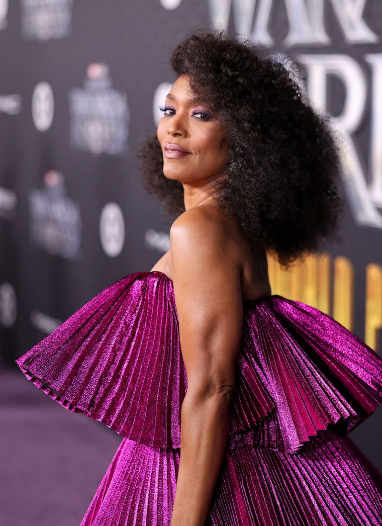 Angela Bassett lució un diseño de corte irregular con volados en tono violeta metalizado