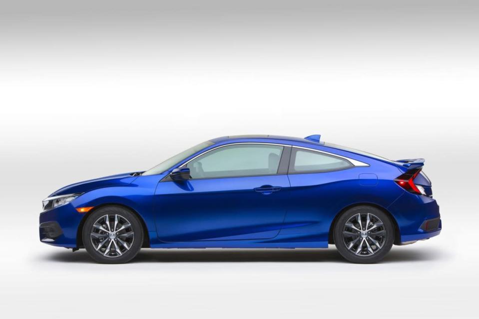 More spacious yet smaller, the Civic’s overall length and rear overhang are shortened by 5.5 inches, all the while adding an impressive 5 inches of rear legroom. 