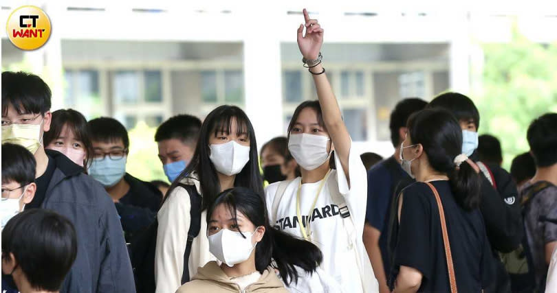 國中會考今天結束，考生步出考場，大喊解脫了，教長潘文忠則表示，有關會考國文作文題目引發的爭議，出題單位將會對外詳細說明。（圖／黃耀徵攝、報系資料照）