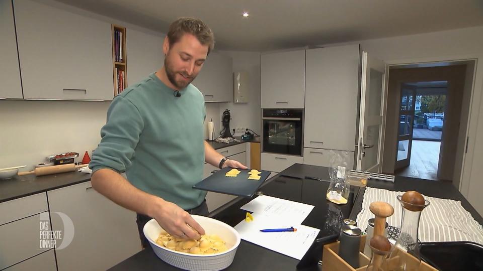 Trotz Glutenunverträglichkeit macht Thomas die Ravioli für seine Gäste mit normalem Mehl.
 (Bild: RTL)