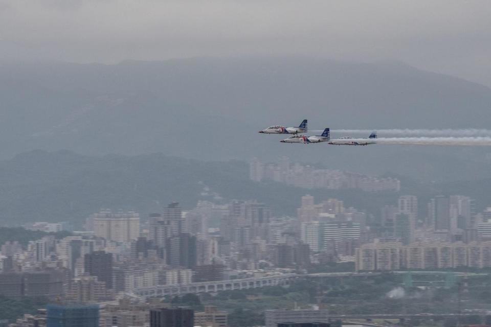 我國防部實施國慶預演，台北上空戰機「轟隆」聲響，就讓不少民眾嚇醒、擔憂共軍是否打過來了？（軍聞社提供）