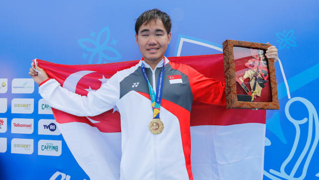 Para-swimmer Wong Zhi Wei with his gold medal in the men's 100m freestyle (S13) at the 2022 Asean Para Games in Solo, Indonesia. (PHOTO: SNPC/Andy Pascua)