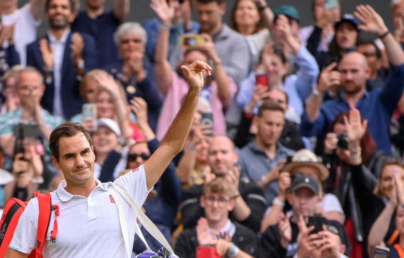 Foto del martes del tenista suizo Roger Federer saludando al público tras caer en los cuartos de final de Wimbledon