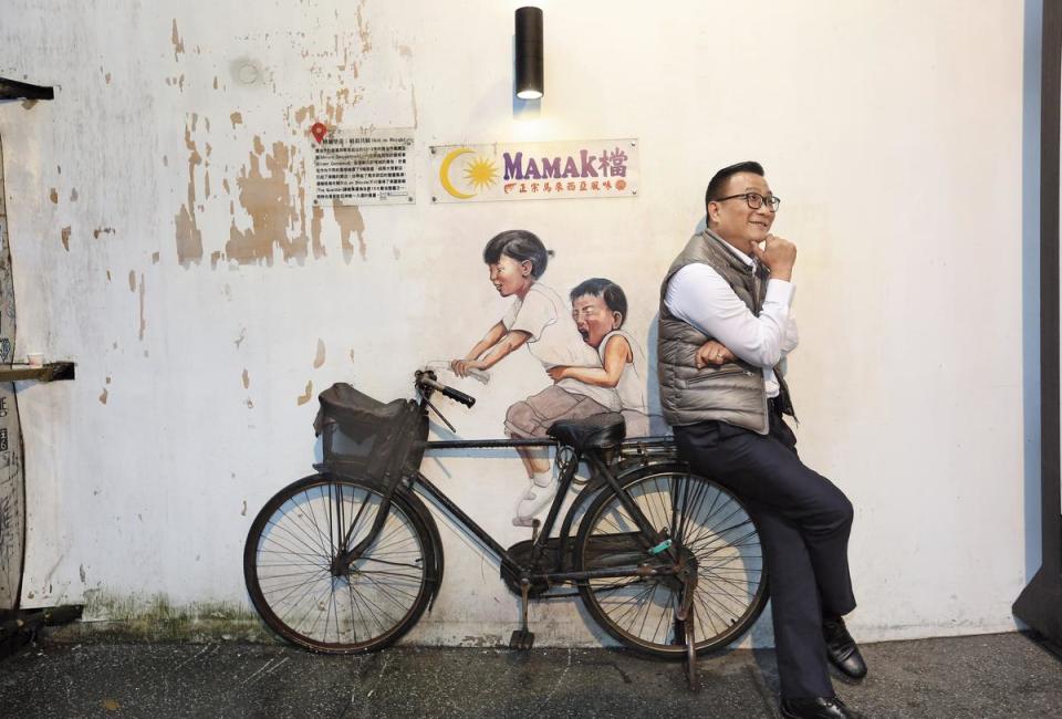 2015年鄭凱隆在台北東區開餐廳「MAMAK檔」，主打馬來西亞街邊小吃，還重現檳城知名壁畫《姐弟共騎》。