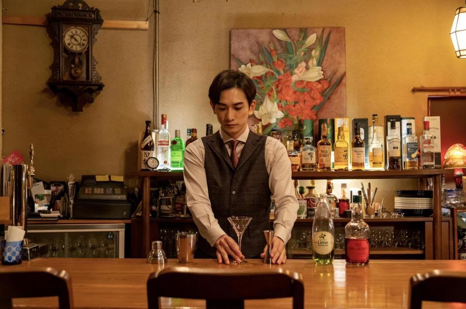 町田啓太首次擔任主角的新劇《西荻窪 三星洋酒堂》今在日本開播，他也為戲苦練調酒技巧。（friDay影音提供）