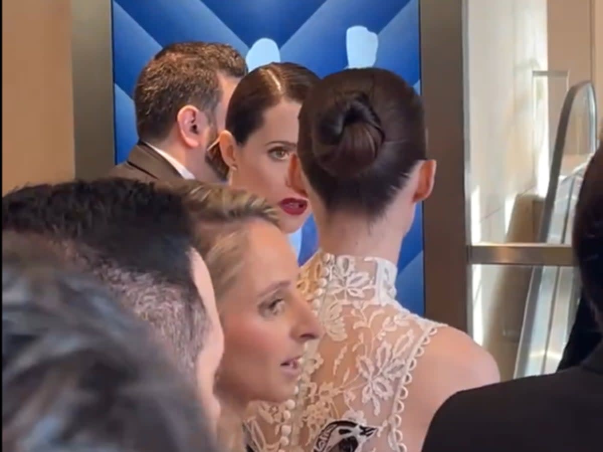 Actors Claire Foy and Rooney Mara are stuck outside the 2023 SAG awards in video taken by Variety co-editor Ramin Setoodeh (Ramin Setoodeh via Twitter)