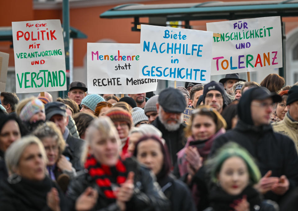 Mit der Demonstration wollen die Teilnehmer ein Zeichen des Widerstands gegen rechtsextreme Umtriebe setzen (Bild: Patrick Pleul/dpa)