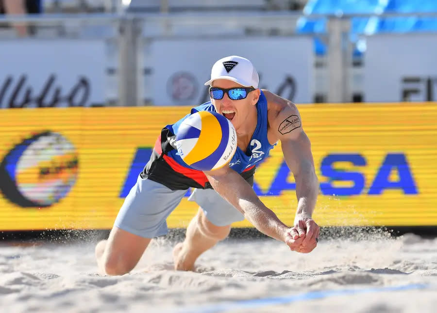 Zum Beachvolleyball gehören aufgrund des weichen Bodens spektakuläre Rettungs- und Abwehraktionen