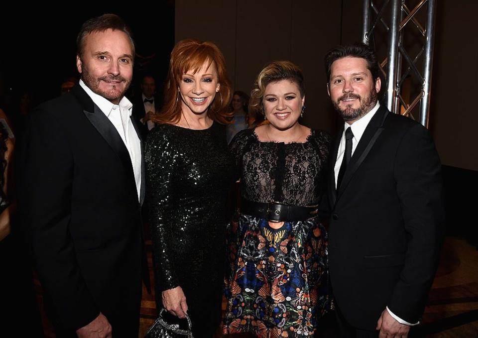 phoenix, az march 28 l r tv producer narvel blackstock, singers reba mcentire, kelly clarkson and brandon blackstock attend muhammad alis celebrity fight night xxi at the jw marriott phoenix desert ridge resort spa on march 28, 2015 in phoenix, arizona photo by michael bucknergetty images for celebrity fight night