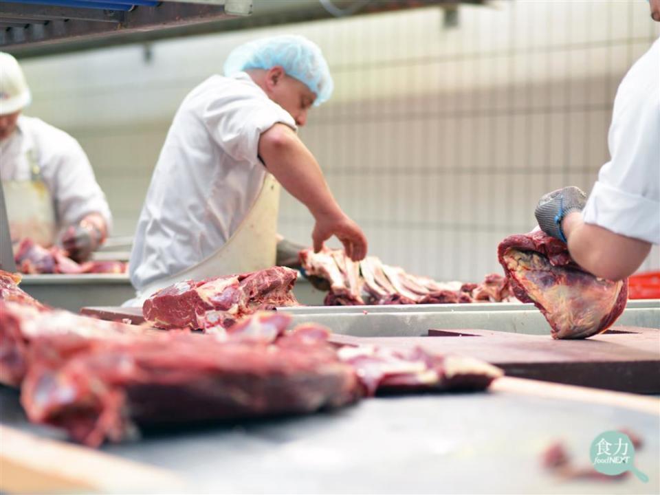 美國肉品大廠陸續傳出員工染疫，影響擴及整個肉品供應鏈！   圖片來源：食力提供