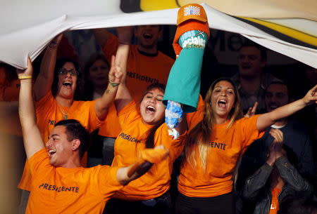 Supporters of Daniel Scioli, Buenos Aires' province governor and presidential candidate, cheer as he speaks in Buenos Aires, early August 10, 2015. REUTERS/Martin Acosta