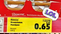 <p>Diese Marzipan-Baumstämme sind echte Schnäppchen: Statt 66 kosten sie nämlich zum Weihnachts-Vorteilspreis nur unfassbar günstige 65 Cent pro Stück! Ob die Kunden dieses Angebot wirklich feiern? Aber gelogen ist der Vermerk „Billiger“ immerhin nicht. (Bild: twitter.com/oligoboli_de) </p>