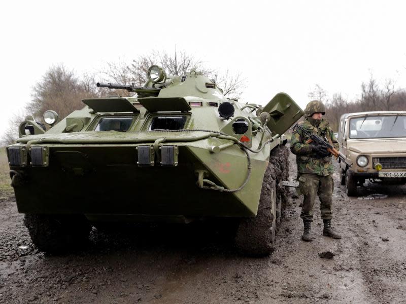 Ukrainische Soldaten auf einer Straße im Osten des Landes. Foto: Anastasia Vlasova