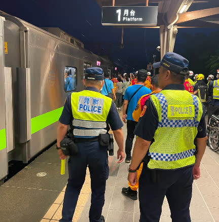 台鐵第229次北上列車6/21前往花蓮途中於「崇德—和仁」間撞上落石出軌，6人受傷，乘客轉接駁前往新城站。讀者提供