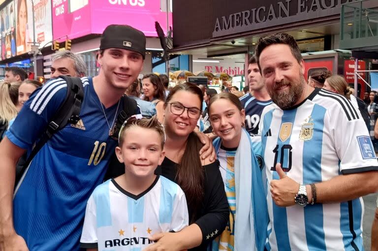 Los Halzuet en el banderazo argentino en Times Square 