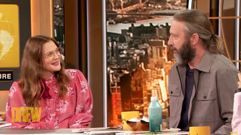 Drew Barrymore y Tom Green en el programa de la actriz