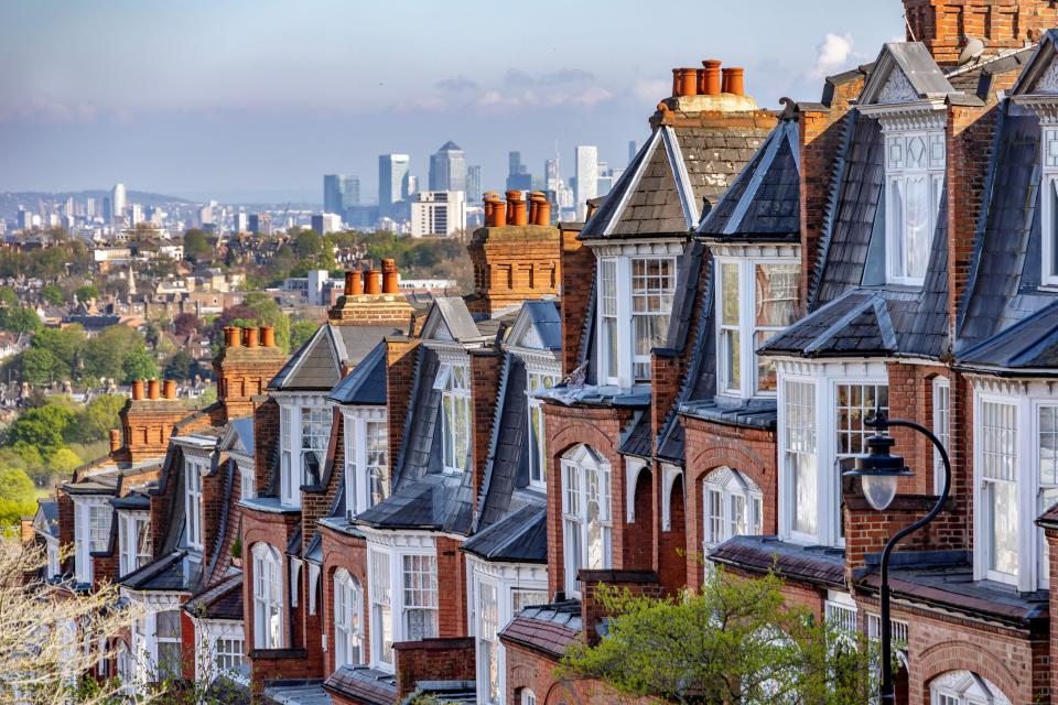 property Pic shows: London house prices  View from North London of the City skyline with terraced houses in the foreground  Pic gavin rodgers/pixel8000 24.5.23