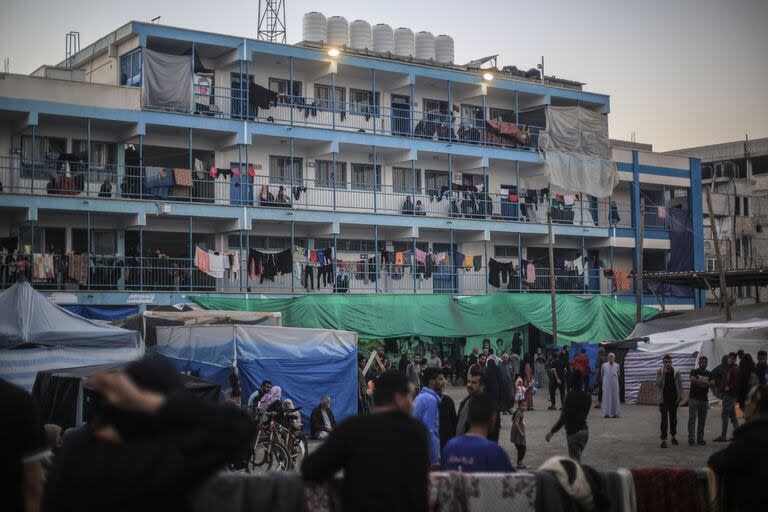 Palestinos refugiados en la una escuela de la UNRWA en Khan Yunis, luego de huir del norte de Gaza. Mohammed Talatene/dpa