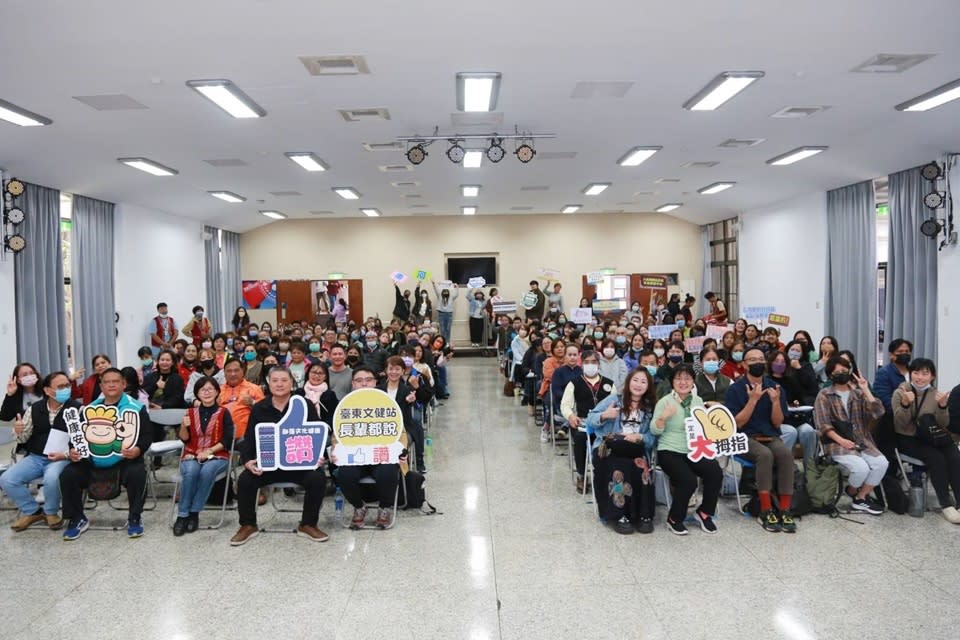 臺東縣政府辦理113年文化健康站暨原家中心第一次聯繫會議，讓在部落服務的第一線工作者更熟悉政府各項福利措施，有效連結資源。