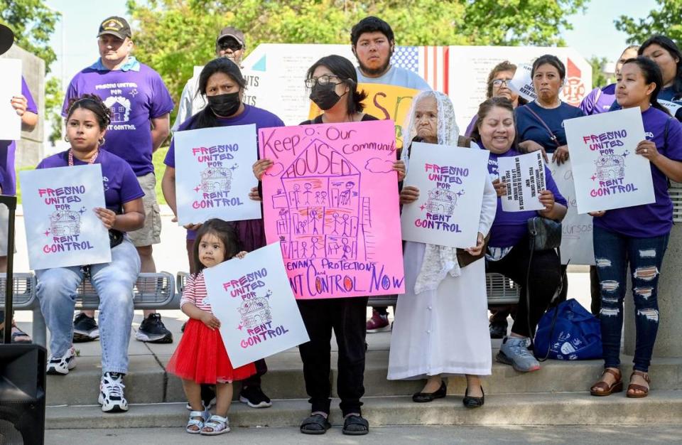 Una coalición de personas sin vivienda, jóvenes, familias y líderes religiosos se reúnen fuera del Ayuntamiento de Fresno para una manifestación instando a los miembros del concejo y al alcalde a abordar la crisis de la vivienda, incluyendo el control de rentas y las protecciones de los inquilinos y aprobar soluciones de vivienda inmediatas y a largo plazo, el jueves 27 de abril de 2023.