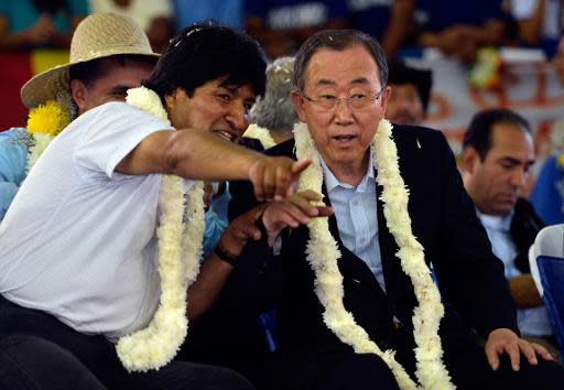 El presidente boliviano, Evo Morales (izq), y el secretario general de la ONU, Ban Ki-Moon, en Torno, una zona rural al oeste de Santa Cruz, para celebrar el 70º cumpleaños de Ban, el 13 de junio de 2014, previo a la cumbre del G77+China (AFP | Cris Bouroncle)