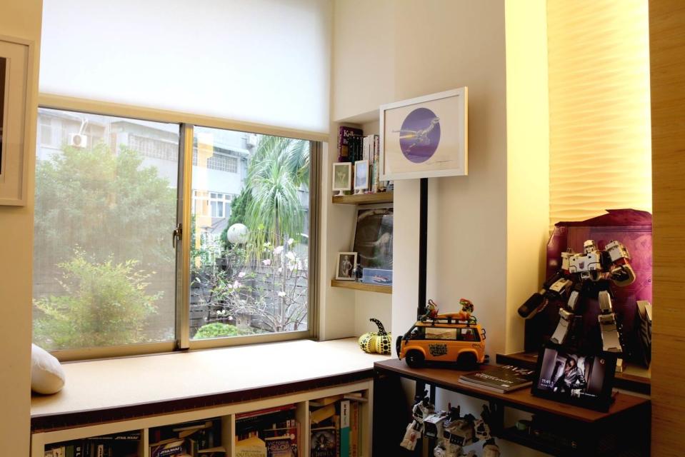 客廳使用了榻榻米的臨窗坐臥榻，為佈局帶來一抹日式禪淨氛圍。/photographer : Yasmine